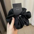 Chouchou en dentelle noire avec motifs floraux ajourés fabriqué à la main en Corée - Noir