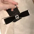 Elegante fermaglio per capelli a fiocco bianco e nero con gemma centrale e strass - Fermaglio a becco d'anatra nero