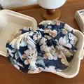 Elegante fermaglio per capelli con fiocco floreale in chiffon in un ambiente accogliente - Blu navy