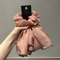 Détail du chouchou en mousseline rose avec bords ondulés noirs et étiquette Corée - Rose