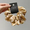 Dettaglio dell'elastico per capelli a scacchi lucido su carta del marchio - Stile Plaid Marrone Oro e Bianco (A12-1-2585) / Giallo zenzero