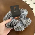 Eleganter grauer Samt-Scrunchie mit Tweed-Quastenrand und koreanischem Anhänger - Graublau