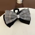 Detailansicht der Retro-Karo-Haarschleife mit elegantem dreireihigem Perlenbesatz - Schwarz Perle Schleife Haarkralle