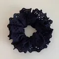 Eleganter dunkelblauer Spitzen-Haargummi mit Stickerei und gerüschten Kanten - Schwarz