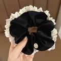 Vintage zwart fluwelen scrunchie met crème kant en een gouden metalen bedeltje - Zwart