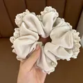 Vintage scrunchie van crèmekleurig fluweel met kant en gouden metalen hanger - Off-wit