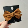 Barrette à cheveux avec nœud en velours daim marron caramel sur carte de support - Café Clair