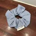 Chouchou en tissu à rayures bleues et blanches avec étiquette Made in Korea - Cravate à cheveux / Rayure Bleue