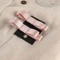 Vista detallada de dos pinzas para el cabello con lazo de satén rosa pálido - Rosa