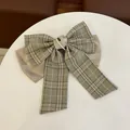 Haarschleife mit grünem Karomuster, beigem Satin und dekorativen Perlenverzierung - Grün Perle Schleife Band Haarspange