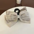 Beigefarbene Haarklammer mit Karomuster-Schleife und weißen Kunstperlen im Patchwork - Beige Perle Schleife Haarkralle
