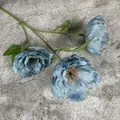 Einzelstiel künstliche blaue Pfingstrose mit drei Seidenblütenköpfen auf Stein Hintergrund - See Blau