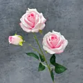 Dreiköpfiger künstlicher Rosenzweig mit blühenden rosa Blüten und grünen Blättern - Rosa