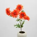 Bouquet di crisantemi artificiali arancioni a 5 teste in un vaso di ceramica bianco - Rosso Arancio