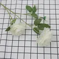 Künstliche weiße Pfingstrosenrosen mit realistischen grünen Blättern und zarten Knospen - Weiß