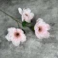 Einzelner hellrosa künstlicher Pfingstrosenzweig mit drei Blüten auf Steingrund - Rosa
