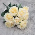 Bouquet artificiale di 10 rose di seta giallo chiaro con foglie su sfondo di marmo - Champagne