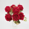 Ramo de 7 rosas artificiales de terciopelo rojo intenso en un jarrón de vidrio - Rojo
