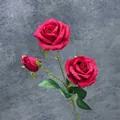 Ramo di rosa di montagna artificiale rosso intenso con tre teste di seta per la casa - Rosso