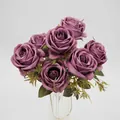 Ramo artificial de siete rosas de terciopelo morado en jarrón con detalles dorados - Rosa Viejo