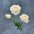 Rosa artificiale champagne a tre teste con petali e foglie verdi dall'aspetto reale - Champagne