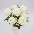 Ramo de 7 rosas artificiales de terciopelo blanco marfil con florero de cristal - Blanco