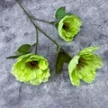 Künstlicher Hibiskuszweig mit drei hellgrünen Seidenblütenköpfen und grünen Blättern - Grün