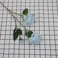 Rosa ranuncolo artificiale celeste con due fiori aperti e un bocciolo decorativo - Blu Pallido