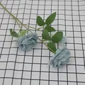 Rose finte blu con tre teste fiorite e foglie verdi per decorazione domestica - Blu lago