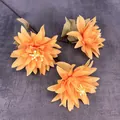 Trois tiges de dahlia artificielles orange avec feuilles vertes sur fond de pierre foncée - Orange