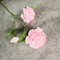 Stelo di ranuncolo artificiale rosa con due fiori aperti e un bocciolo decorativo - Rosa