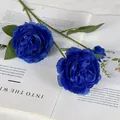 Eleganti rose finte blu con petali rigogliosi e steli verdi su una rivista - Blu Zaffiro