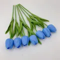 Set de siete tulipanes azules de PU con tallos verdes sobre fondo blanco minimalista - Azul cielo