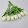 Ramo de 7 tulipanes de PU blanco crema realistas con hojas verdes sobre fondo blanco - Verde Hierba