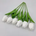 Ramo de seis tulipanes blancos de PU realistas con tallos verdes para decorar - Blanco Puro