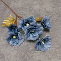 Kunstboeket met grijsblauwe pioenrozen en goudkleurige holle bladeren ter decoratie - Meer blauw
