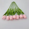 Tulipanes artificiales de PU rosa realistas con siete tallos y follaje verde - Rosa Carne