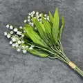 Elegante Maiglöckchen-Zweig mit weißen Blüten, grünen Blättern und Juteschnur-Dekor - Strauß-Stil