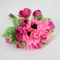 Boeket van dieproze kunstzonnebloemen en magenta rozen voor decoratie op de tafel - Dieproze