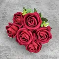 Bouquet de roses artificielles en velours rouge avec feuilles vertes sur tissu gris - Rose Ronde à 7 Têtes - Rouge Foncé