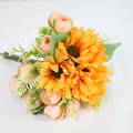 Kunstboeket met gele zonnebloemen, roze-oranje rozenknoppen en decoratieve groene bladeren - Oranje