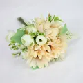Kunstmatig boeket van champagne zonnebloemen en witte rozen met groene bladeren - Champagne