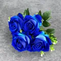 Bouquet de roses bleues artificielles avec quatre têtes de fleurs en soie et feuilles - Rose Ronde à 7 Têtes - Bleu