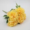 Mazzo di peonie gialle artificiali con cinque grandi teste di seta e foglie verdi - Giallo
