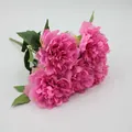 Strahlend rosapinkfarbener Pfingstrosenstrauß mit realistischen Blättern aus Seide - Rosenrot