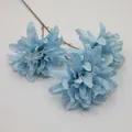 Rama de dalia artificial azul claro con tres cabezas y textura de seda realista - Azul