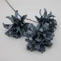 Tres tallos de flores artificiales azul humo con pétalos en capas y tallos marrones - Azul lago