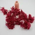 Künstlicher tiefroter Kirschblütenzweig mit vielen Blütenblättern in Keramikvase - Rot