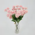 Chrysanthème pompon artificiel rose dans un vase en verre texturé avec anse dorée - Rose