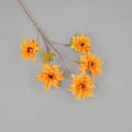 Künstliche Dahlie mit 5 leuchtend orange-gelben Blütenköpfen auf grauem Hintergrund - Orange